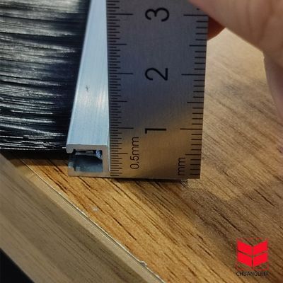 100% PP A prueba de polvo A prueba de insectos Accesorios de puertas de ventanas Sello de pincel de banda Desmontaje de tiempo