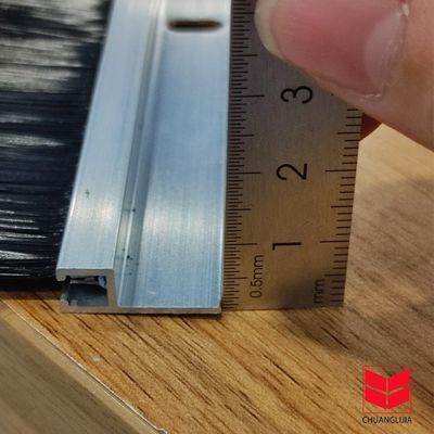 100% PP A prueba de polvo A prueba de insectos Accesorios de puertas de ventanas Sello de pincel de banda Desmontaje de tiempo