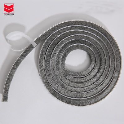 Las bandas de tiempo autoadhesivas para puertas y ventanas de aluminio de pelo de mohair, cepillo de lana, ranura, umbral, banda de sellado